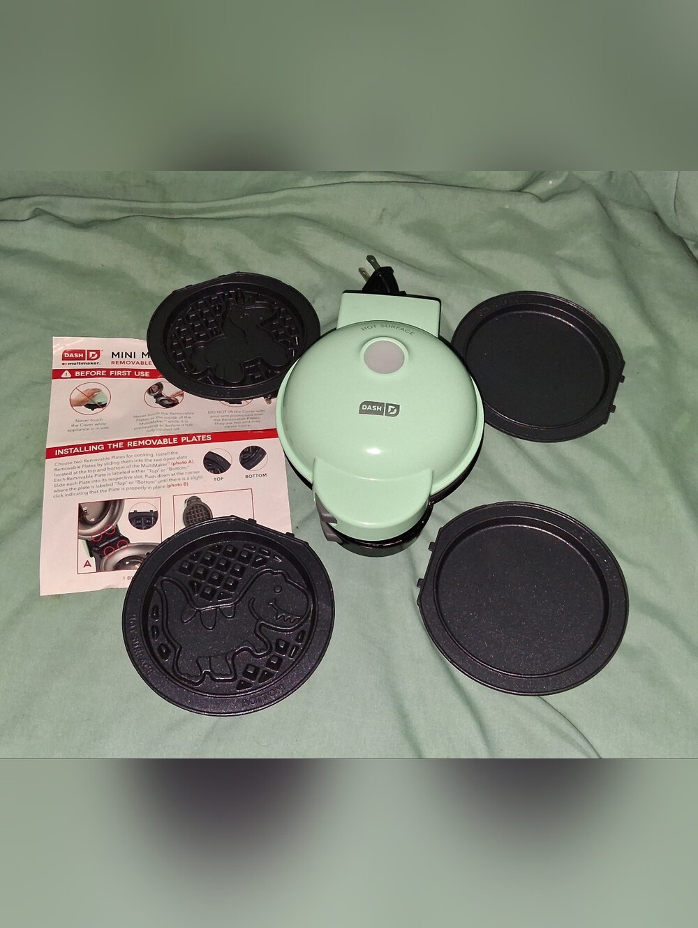 Dash 4" Mini Non Stick Waffle/Pancake Maker w Extra Unicorn & Dinosaur Platesè
